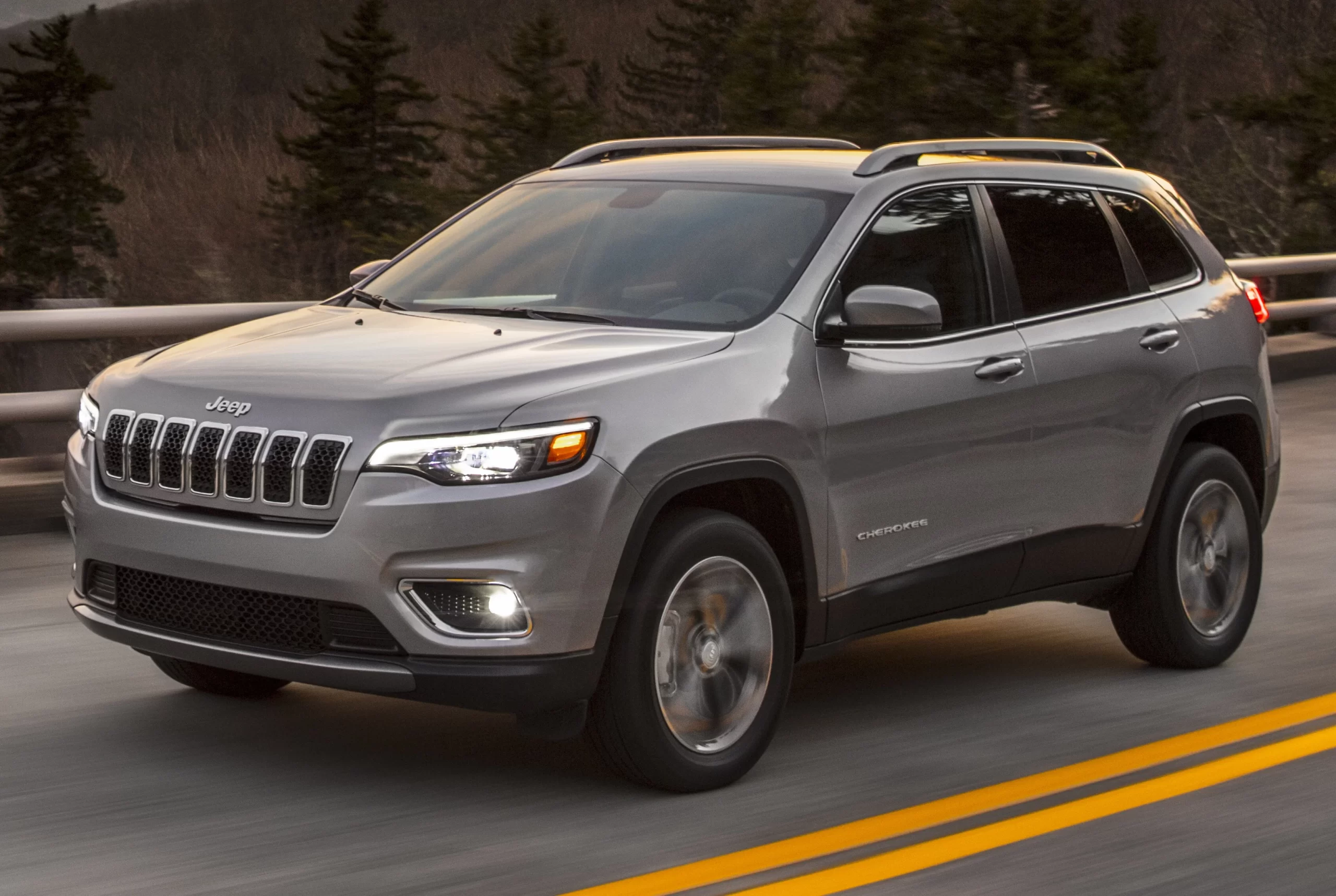 017 Jeep Cherokee facelift seen for the first time