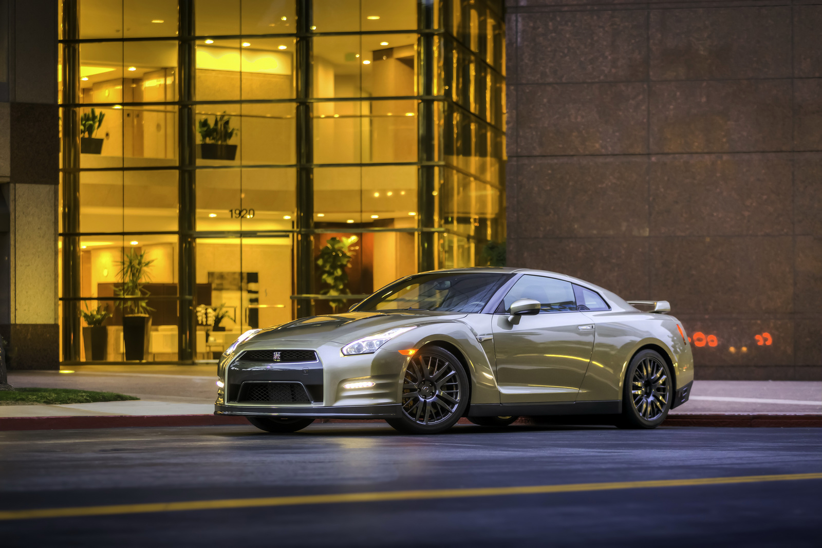New 45th Anniversary Edition Gold Edition for 2016 Nissan GT-R revealed