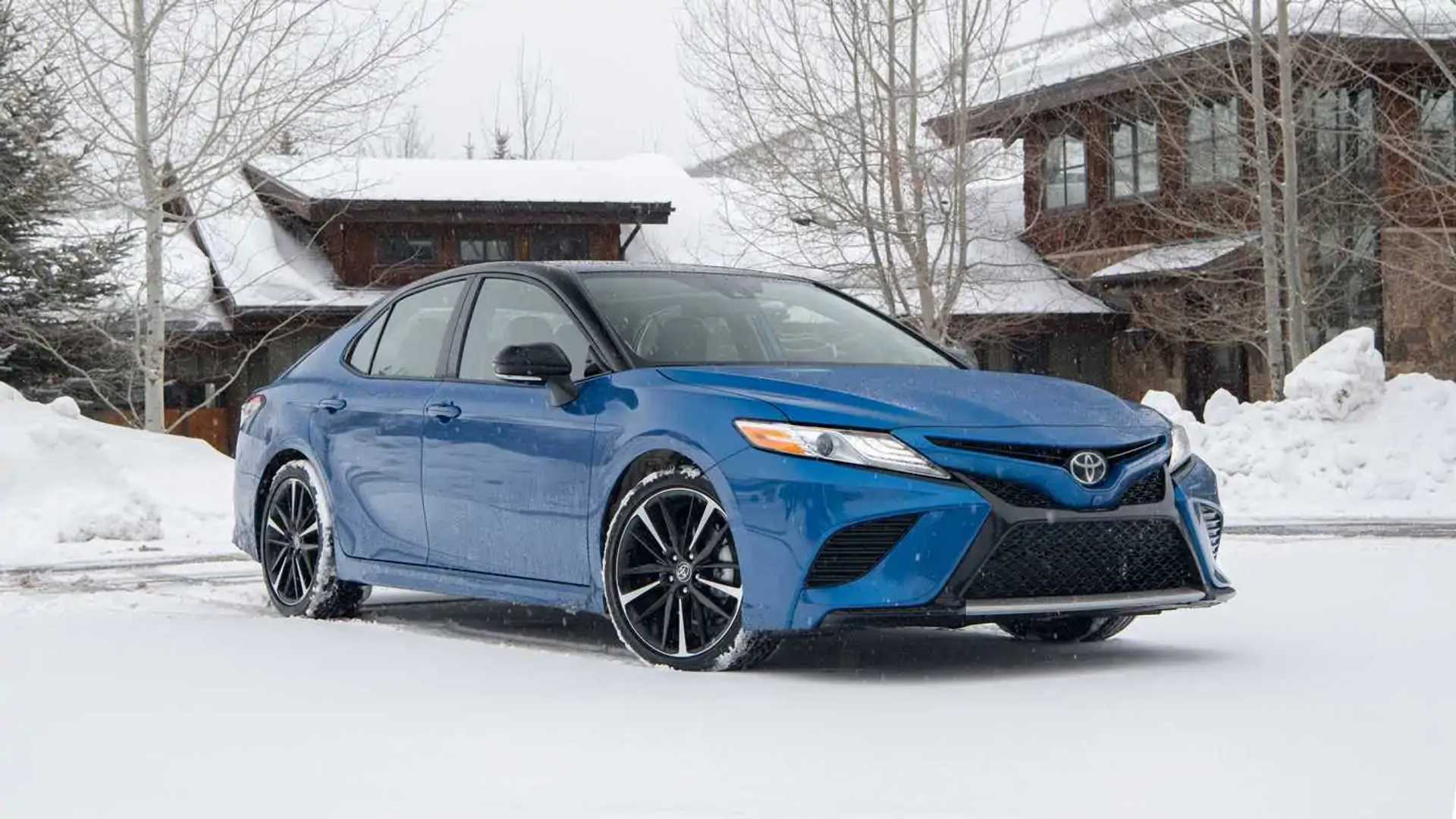 How does the Toyota Camry's AWD system perform with wheels on rollers?