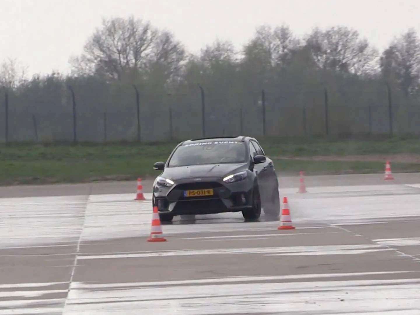 Ford Focus RS Driver Desperately Attempts to Drift on Damp Tarmac