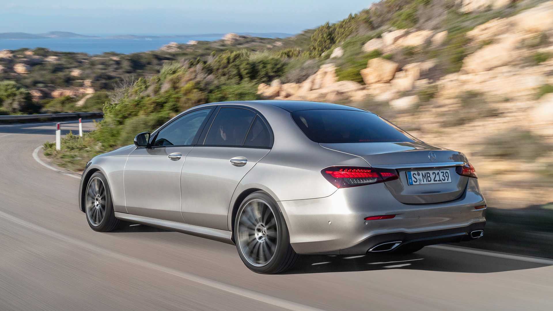 Another Mercedes-Benz loses its Hood